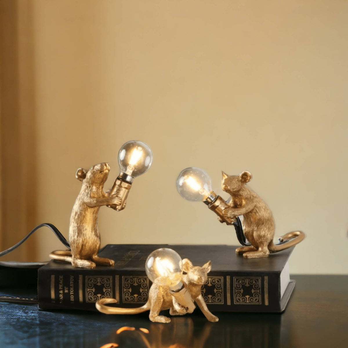 Decortieliving - Gold Mouse Night Light | Resin Table Lamp